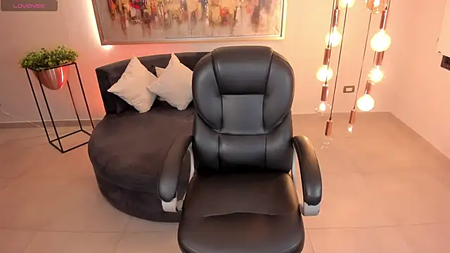 Snapshot of MileyCruz_ chatting on October 24, 2025, 11:48 pm MileyCruz  online show from October 24, 2025, 11:48 pm