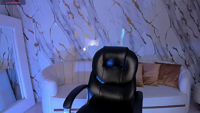 DannaCruz online show from November 11, 2025, 7:52 pm