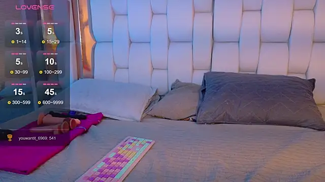 valkiria moore online show from October 5, 2025, 7:37 pm