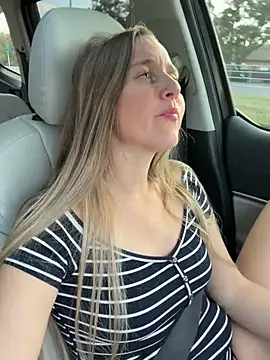 SkyelarSommer online show from February 4, 2026, 10:38 pm