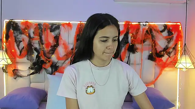 Snapshot of SarahSophia_ chatting on October 16, 2025, 11:40 am SarahSophia online show from October 16, 2025, 11:40 am