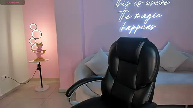 Snapshot of SunnyRivers chatting on October 5, 2025, 5:47 pm SunnyRivers online show from October 5, 2025, 5:47 pm