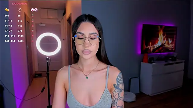 Snapshot of HannaHey chatting on October 21, 2025, 1:43 pm HannaHey online show from October 21, 2025, 1:43 pm