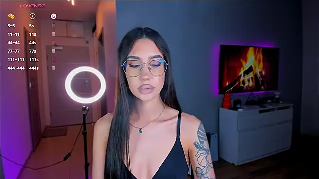 Snapshot of HannaHey chatting on October 22, 2025, 12:59 pm HannaHey online show from October 22, 2025, 12:59 pm