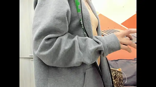 Snapshot of Mhelanny2 chatting on October 10, 2025, 7:25 pm Mhelanny2 online show from October 10, 2025, 7:25 pm