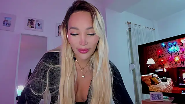  viioletweekend  online show from December 16, 2025, 8:46 pm