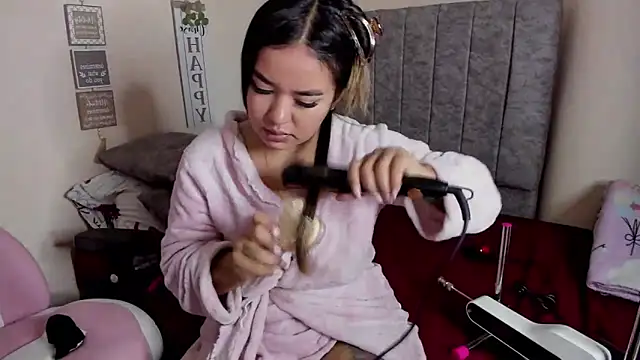 Snapshot of SaraCrow chatting on September 20, 2025, 5:34 am SaraCrow online show from September 20, 2025, 5:34 am