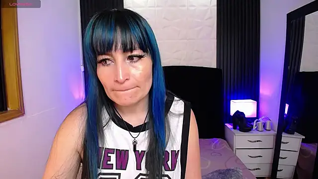 alicia moom online show from February 1, 2025, 8:05 pm