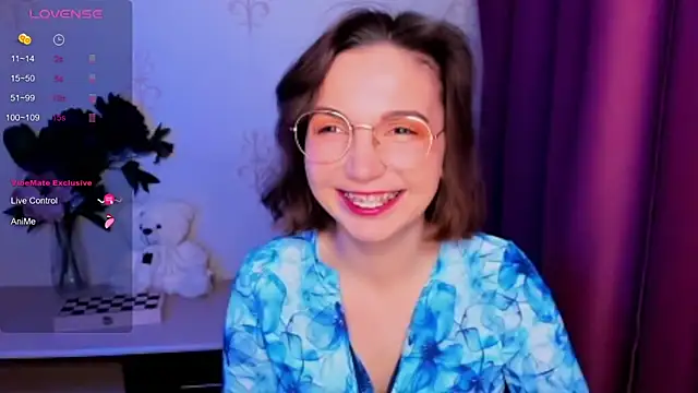 KindHazelHere  online show from December 18, 2025, 10:52 am