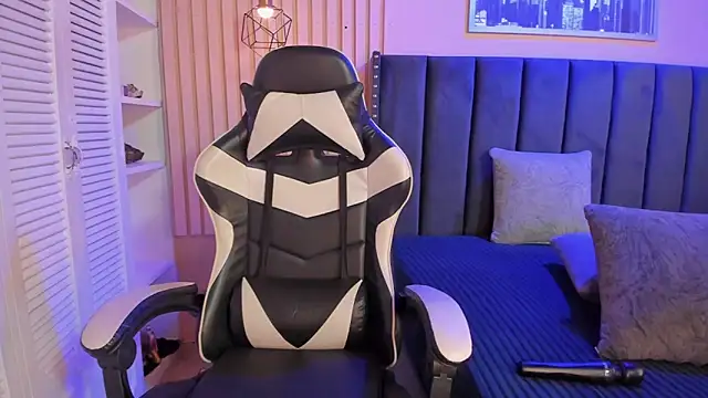 ashlye miller  online show from November 15, 2025, 4:16 am