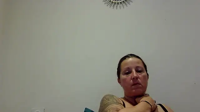 Snapshot of feline27 chatting on October 24, 2025, 8:52 pm feline27 online show from October 24, 2025, 8:52 pm