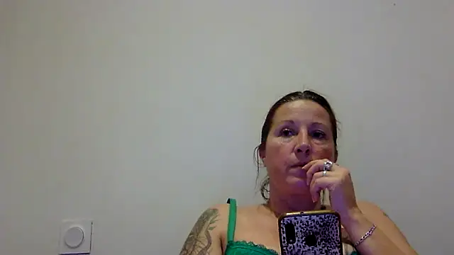Snapshot of feline27 chatting on October 25, 2025, 7:14 pm feline27 online show from October 25, 2025, 7:14 pm