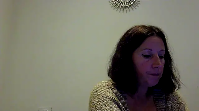 Snapshot of feline27 chatting on November 1, 2025, 8:57 pm feline27 online show from November 1, 2025, 8:57 pm