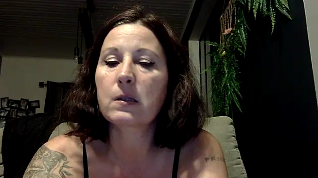 Snapshot of feline27 chatting on November 12, 2025, 10:46 pm feline27 online show from November 12, 2025, 10:46 pm