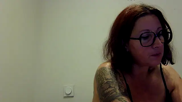 Snapshot of feline27 chatting on October 28, 2025, 9:25 pm feline27 online show from October 28, 2025, 9:25 pm