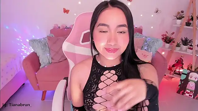 Zara uwu  online show from October 6, 2025, 11:33 am