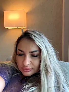 Snapshot of Denisse_Perry chatting on November 18, 2025, 6:00 pm Denisse Perry online show from November 18, 2025, 6:00 pm