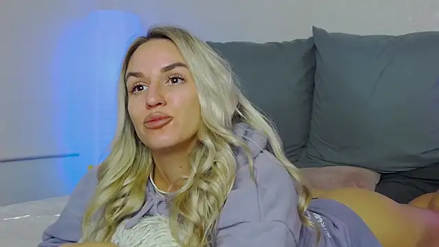 Snapshot of SofiJames chatting on October 7, 2025, 6:58 am SofiJames online show from October 7, 2025, 6:58 am