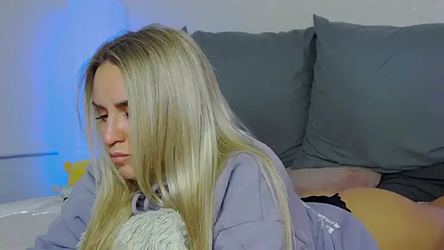 Snapshot of SofiJames chatting on October 5, 2025, 6:37 am SofiJames online show from October 5, 2025, 6:37 am