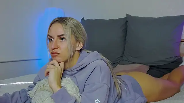 Snapshot of SofiJames chatting on October 2, 2025, 7:23 am SofiJames online show from October 2, 2025, 7:23 am