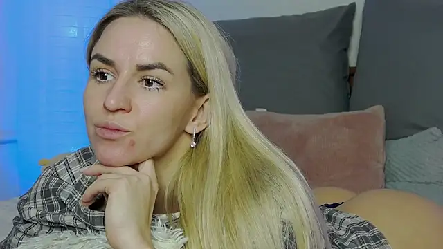 SofiJames online show from January 12, 2025, 9:40 am