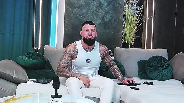 masterkingofmusclee online show from January 20, 2025, 1:42 pm