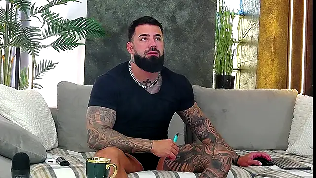 masterkingofmusclee online show from October 17, 2025, 7:55 am