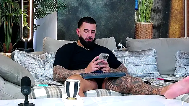 masterkingofmusclee online show from November 17, 2025, 7:56 am