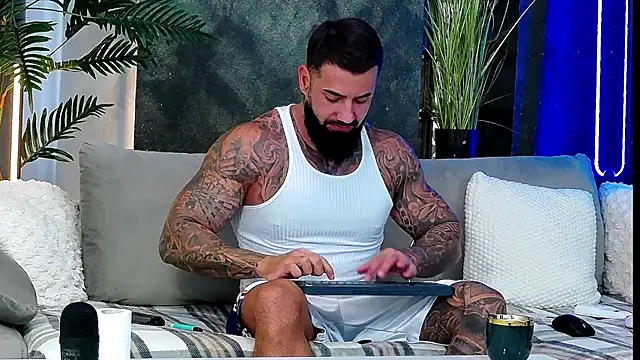 masterkingofmusclee online show from October 2, 2025, 6:39 am