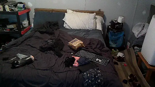 Snapshot of Bi_curious86 chatting on October 3, 2025, 9:49 pm Bi curious86 online show from October 3, 2025, 9:49 pm