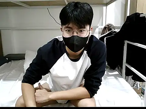 Gwencloudy online show from November 23, 2025, 4:00 am