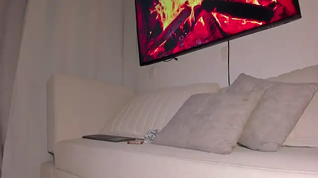 HannahDavis  online show from April 12, 2026, 10:29 am