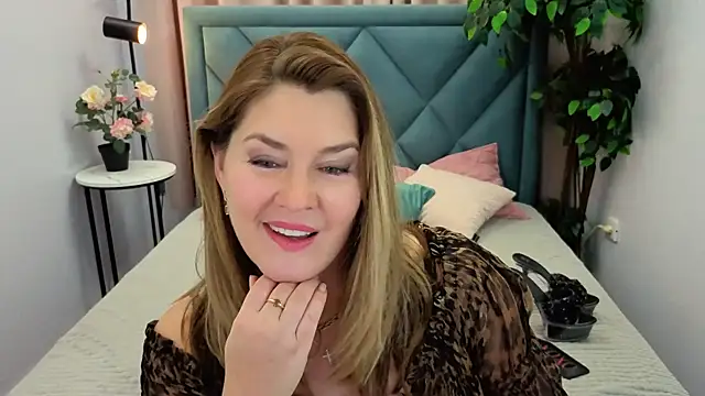 Adele Russo online show from November 18, 2025, 5:05 pm