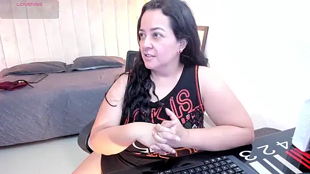 lucia vonne  online show from February 28, 2026, 9:25 pm