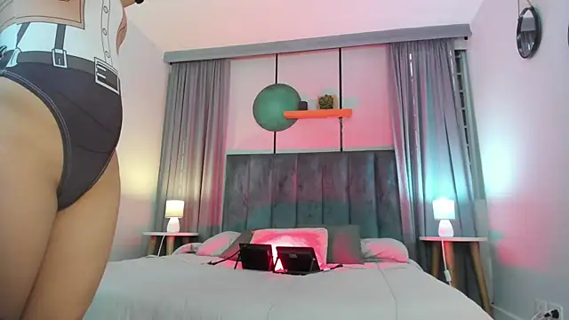 Snapshot of CoralineRicce_ chatting on October 11, 2025, 8:43 pm CoralineRicce  online show from October 11, 2025, 8:43 pm