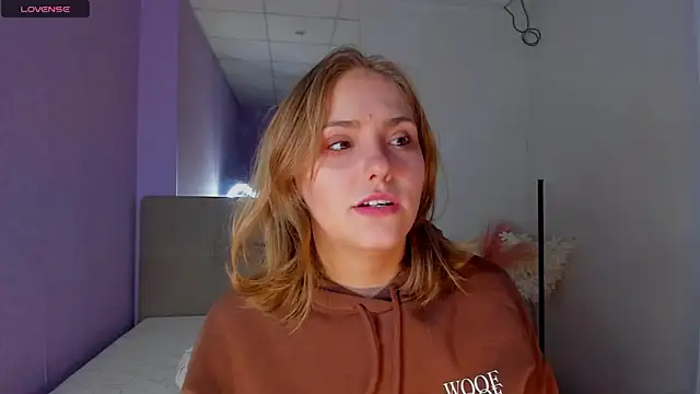 Snapshot of DellaRowe chatting on September 25, 2025, 12:33 pm DellaRowe online show from September 25, 2025, 12:33 pm