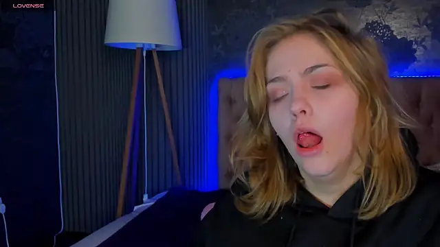 Snapshot of DellaRowe chatting on November 19, 2025, 6:24 am DellaRowe online show from November 19, 2025, 6:24 am