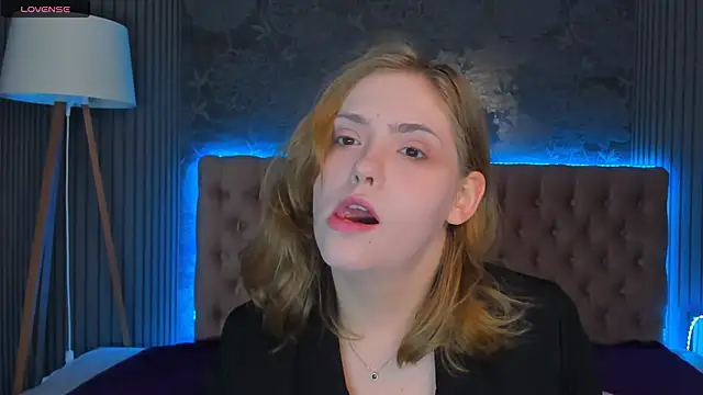 Snapshot of DellaRowe chatting on November 18, 2025, 6:17 am DellaRowe online show from November 18, 2025, 6:17 am