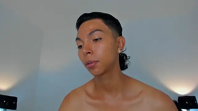 Snapshot of xhenisa_ chatting on April 29, 2026, 5:30 pm xhenisa online show from April 29, 2026, 5:30 pm