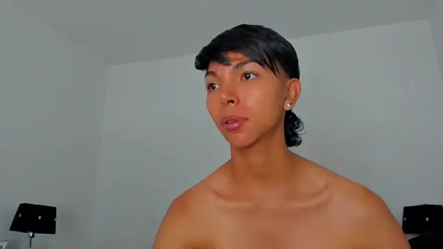 Snapshot of xhenisa_ chatting on May 12, 2026, 4:35 pm xhenisa online show from May 12, 2026, 4:35 pm