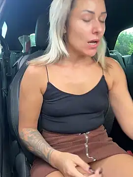 Snapshot of petrouchkaaa_ chatting on October 21, 2025, 9:41 am petrouchkaaa  online show from October 21, 2025, 9:41 am