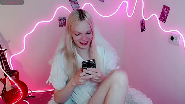 Snapshot of Emily_Nyaffee chatting on September 24, 2025, 8:48 pm Emily Nyaffee online show from September 24, 2025, 8:48 pm