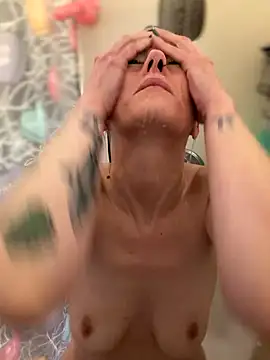 Snapshot of LadyLena1 chatting on October 1, 2025, 10:35 pm LadyLena1 online show from October 1, 2025, 10:35 pm