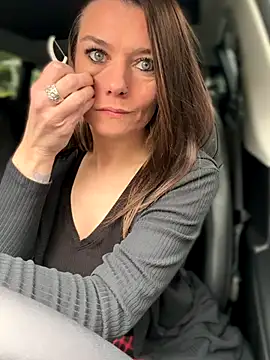 Snapshot of LadyLena1 chatting on October 28, 2025, 10:09 pm LadyLena1 online show from October 28, 2025, 10:09 pm