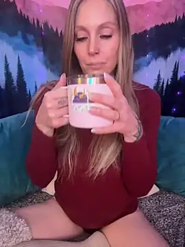 ItsDanniG online show from November 10, 2025, 6:13 pm