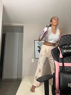 Snapshot of DianaHopson chatting on September 17, 2025, 10:28 am DianaHopson online show from September 17, 2025, 10:28 am