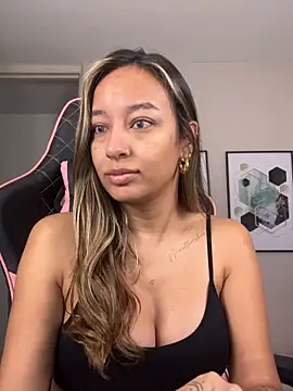 Snapshot of DianaHopson chatting on October 17, 2025, 11:23 am DianaHopson online show from October 17, 2025, 11:23 am