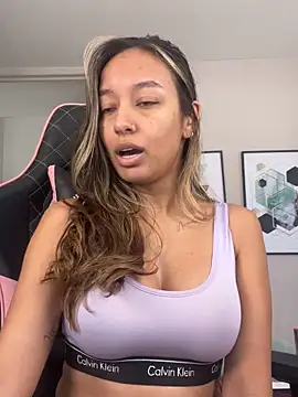 Snapshot of DianaHopson chatting on October 16, 2025, 1:41 pm DianaHopson online show from October 16, 2025, 1:41 pm