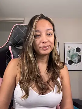 Snapshot of DianaHopson chatting on October 4, 2025, 11:45 am DianaHopson online show from October 4, 2025, 11:45 am