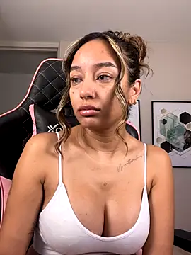 Snapshot of DianaHopson chatting on October 21, 2025, 11:42 am DianaHopson online show from October 21, 2025, 11:42 am